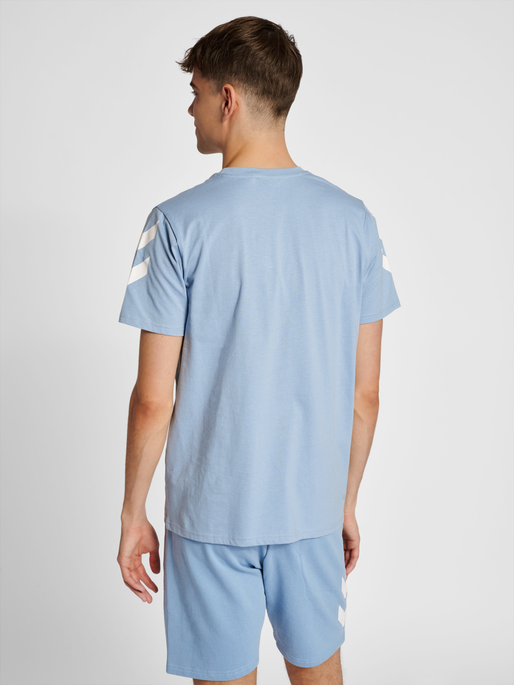 hmlLEGACY CHEVRON T-SHIRT, ASHLEY BLUE, model