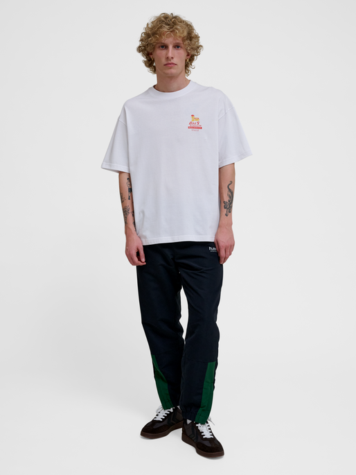 hmlLOOSE T-SHIRT S/S BEES STADIUM, WHITE/PAPRIKA, model