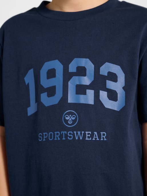 hmlJR GRAPHIC 1923 T-SHIRT S/S, DRESS BLUES, model
