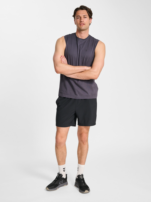 hmlHIIT MUSCLE TANK TOP, EBONY, model