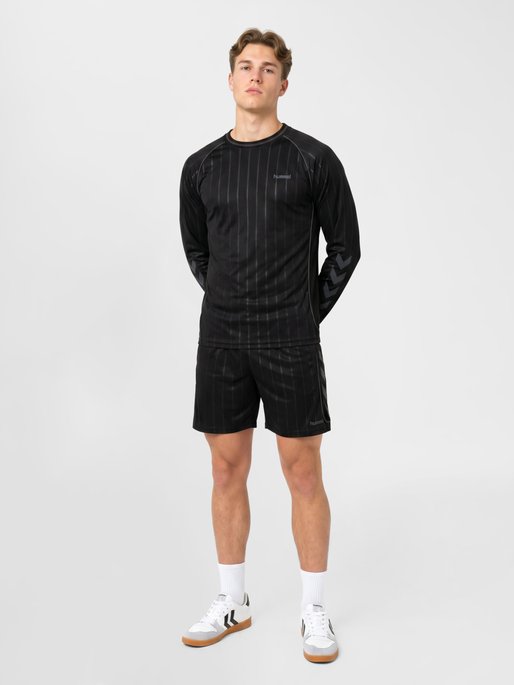 hmlPITCH T-SHIRT L/S, BLACK, model