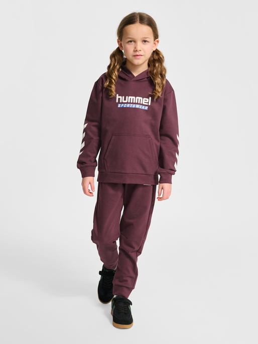hmlJR LOGO HOODIE, VINEYARD WINE, model