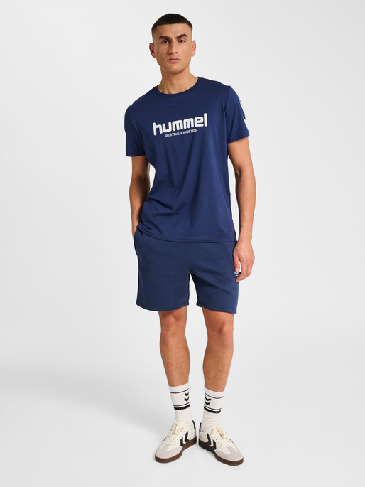hmlLEGACY 2.0 T-SHIRT S/S, DRESS BLUES, model