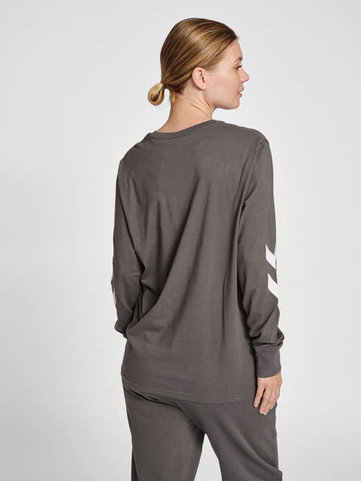 hmlLEGACY T-SHIRT L/S, BLACKENED PEARL, model