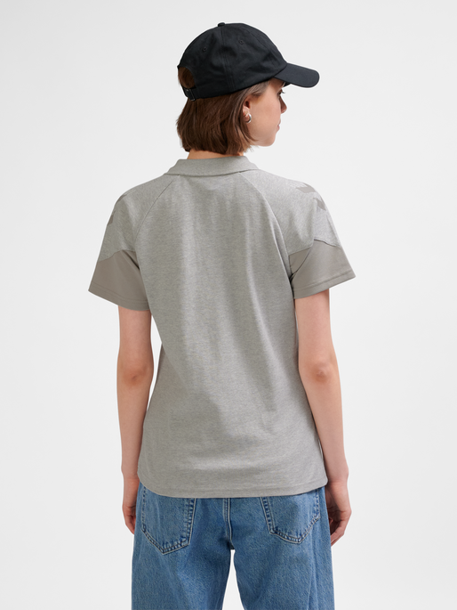 hmlTRAVEL POLO WOMAN, LIGHT GREY MELANGE, model