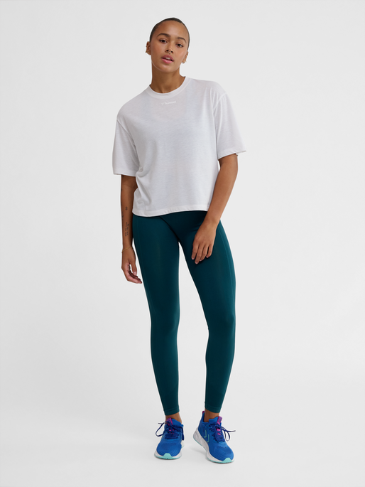 hmlMT VANJA BOXY SHORT T-SHIRT, WHITE, model