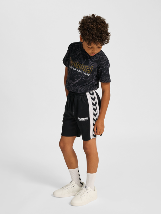 hmlJR CHEVRON SHORTS, BLACK, model