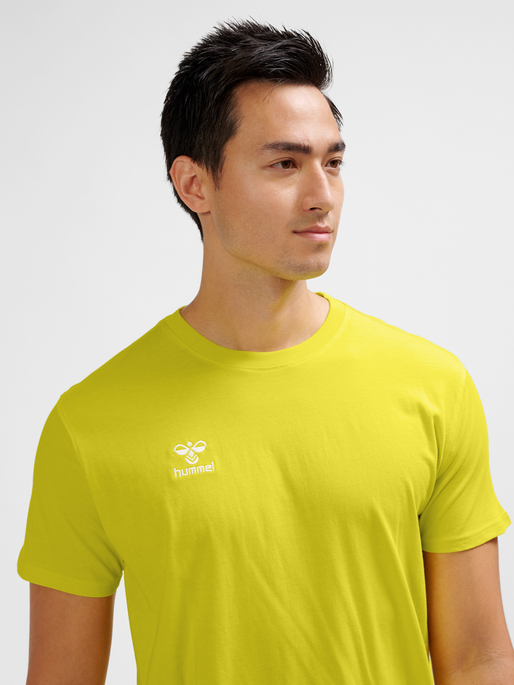 hmlGO 2.0 T-SHIRT S/S, BLAZING YELLOW, model