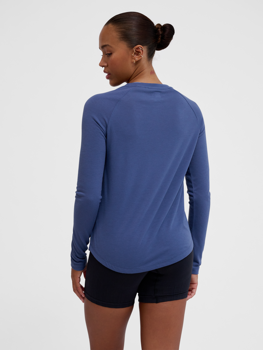 hmlMT VANJA T-SHIRT L/S, BLUE INDIGO, model