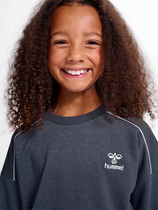 hmlGIZELA SWEATSHIRT, OMBRE BLUE, model