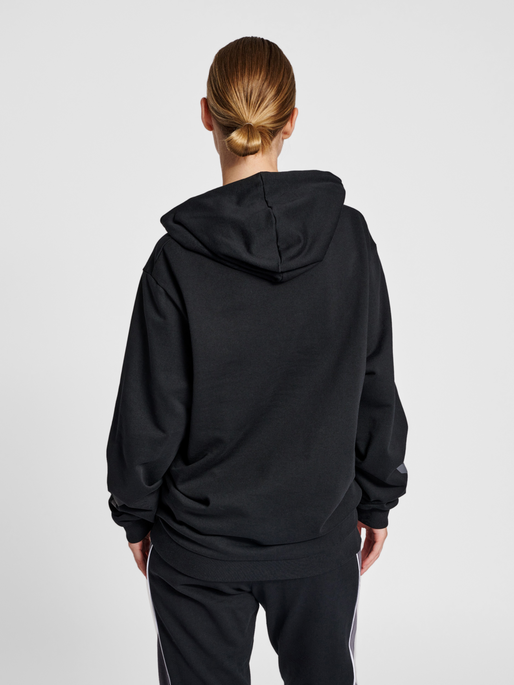 hmlLGC JULIAN HOODIE, BLACK, model