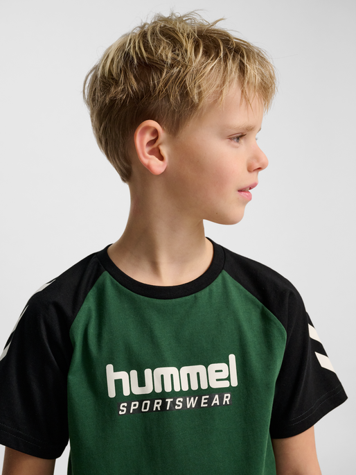 hmlJR LOGO T-SHIRT S/S, DARK GREEN, model