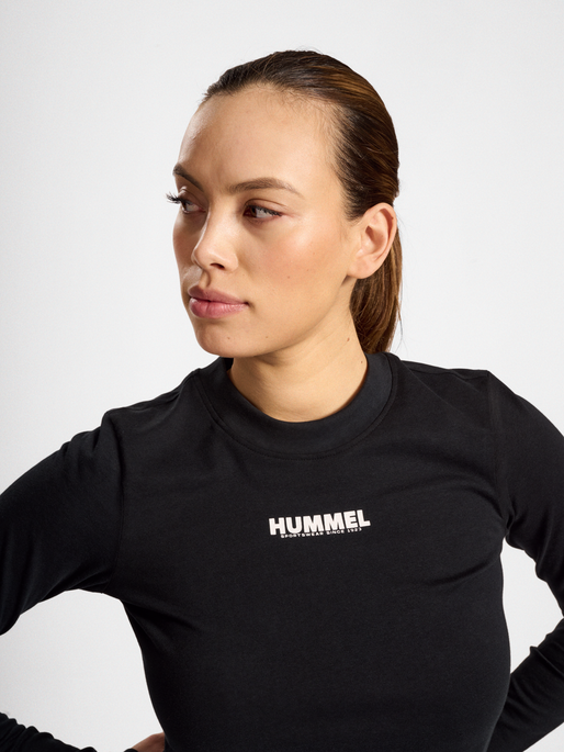 hmlLEGACY WOMAN T-SHIRT LS, 2001, model