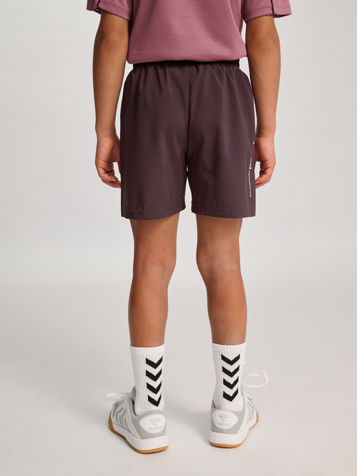 hmlJR PULSE WORKOUT SHORTS, FUDGE, model