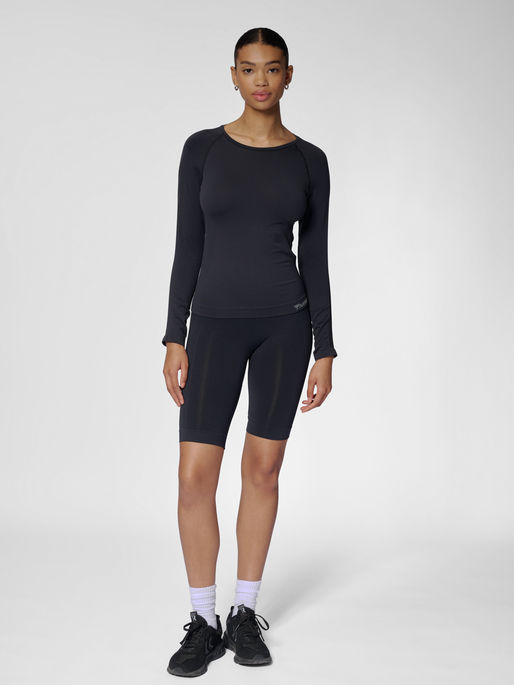 hmlTIF SEAMLESS T-SHIRT L/S, BLACK, model