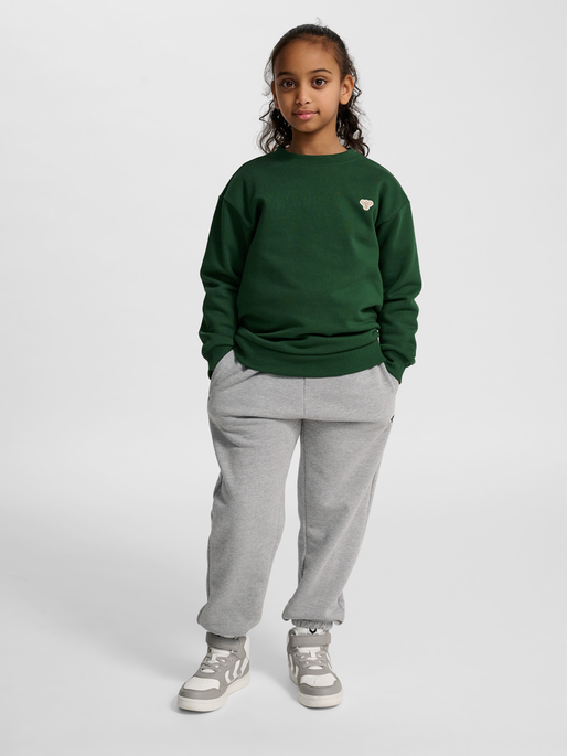 hmlJR LOOSE CREWNECK BEE, DARK GREEN, model
