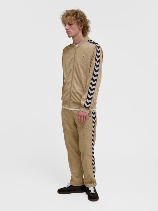 hmlARCHIVE REGULAR POLY JACKET AOP, CORNSTALK, model