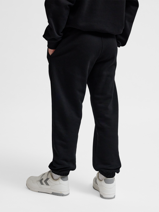hmlJR LOOSE SWEATPANTS BEE, BLACK, model