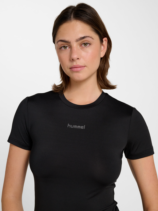 hmlFAST W TRAINING T-SHIRT S/S, BLACK, model