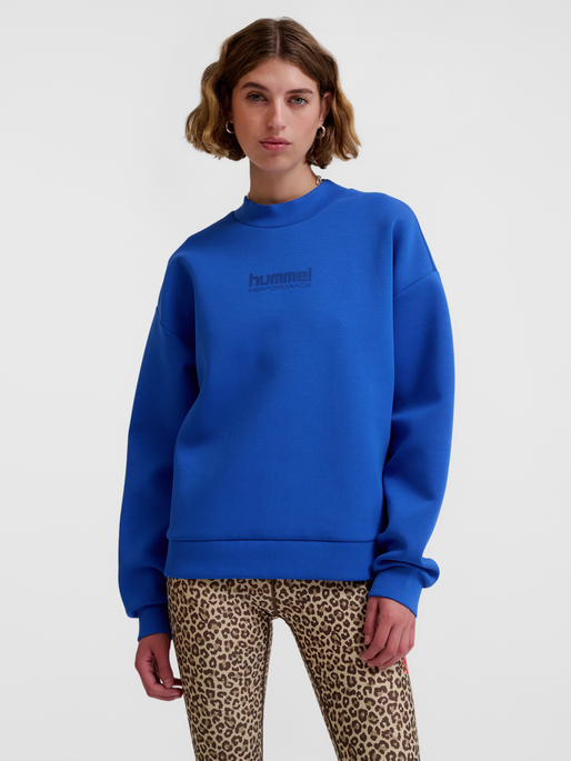 hmlFAST TECH FLEECE CREW, OLYMPIAN BLUE, model