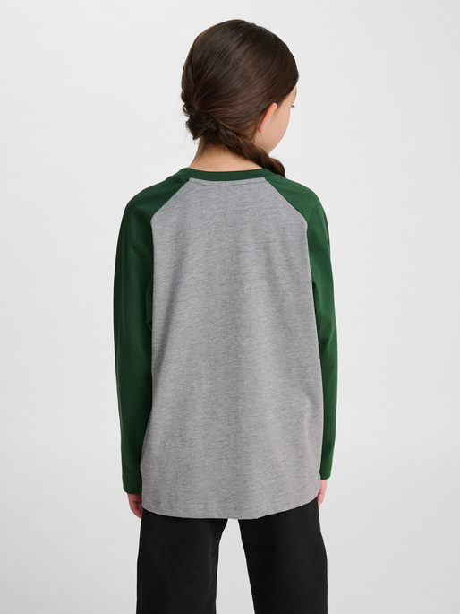 hmlJR RAGLAN LOOSE T-SHIRT L/S BEE, DARK GREEN, model