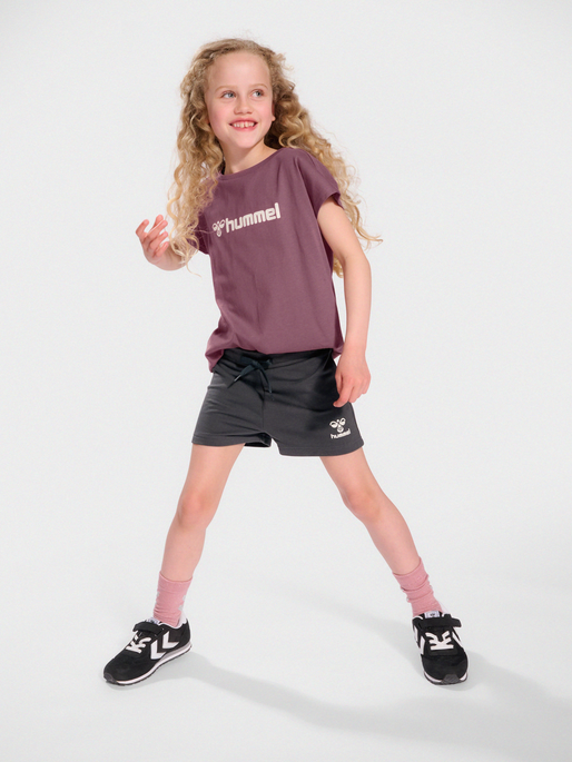 hmlNOVA SHORTS SET, ROSE BROWN, model