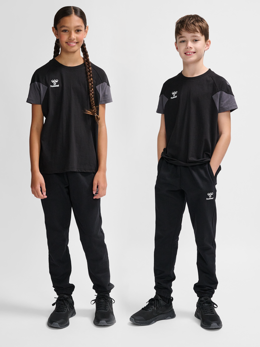 hmlTRAVEL T-SHIRT S/S KIDS, BLACK, model