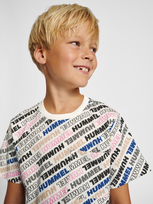 hmlCALEB T-SHIRT S/S, MARSHMALLOW, model