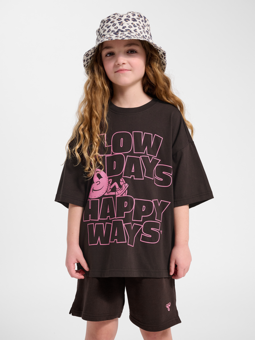 hmlJR SILLY S/S BOXY T-SHIRT SOLID, CHOCOLATE TORTE, model