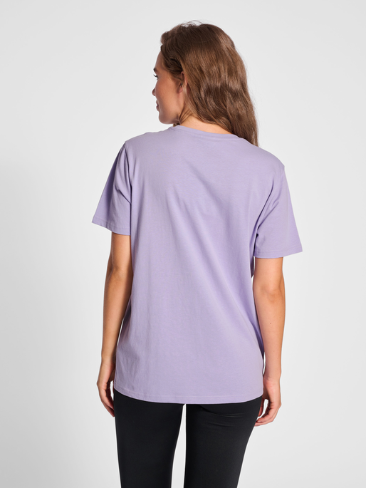 hmlLEGACY T-SHIRT, HEIRLOOM LILAC, model