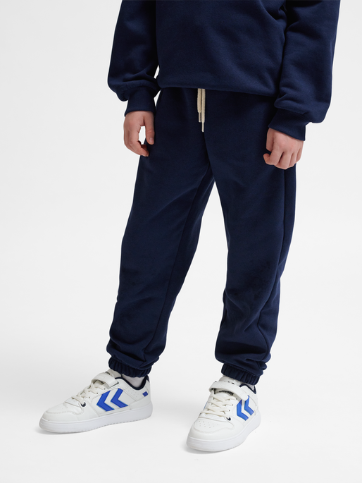 hmlJR LOOSE SWEATPANTS BEE, DRESS BLUES, model