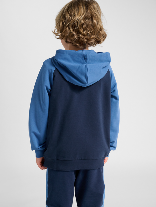 hmlESSEN HOODIE, DUTCH BLUE, model