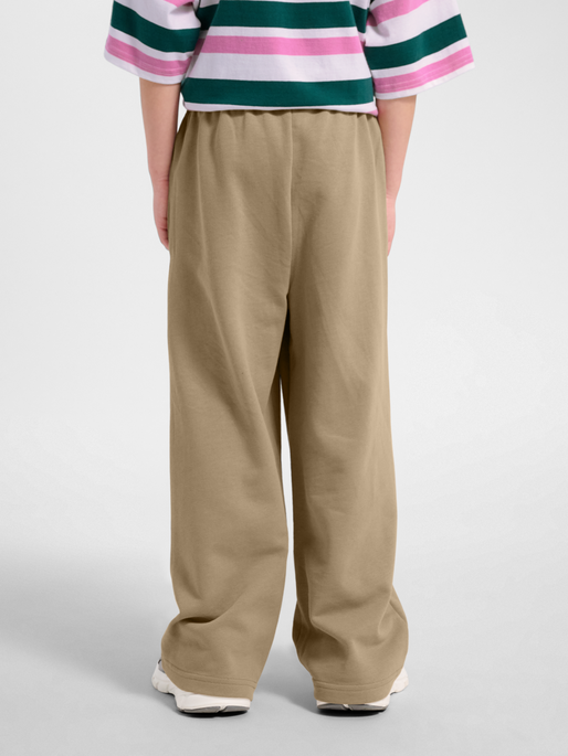 hmlJR JUMP BOXY SWEATPANTS, SILVER MINK, model