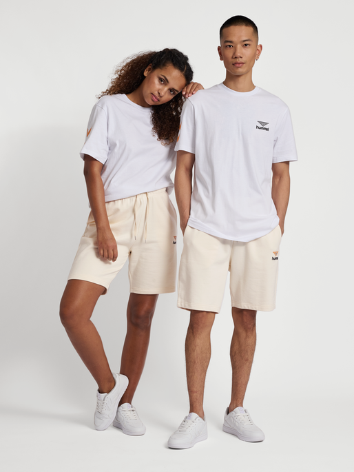 hmlHIVE WADE SWEATSHORTS, 9999, model