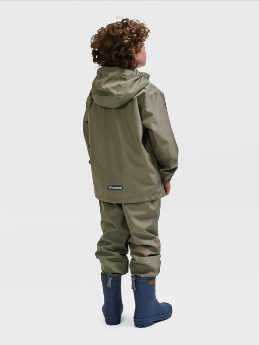 hmlNESSIE RAINSUIT, VETIVER, model
