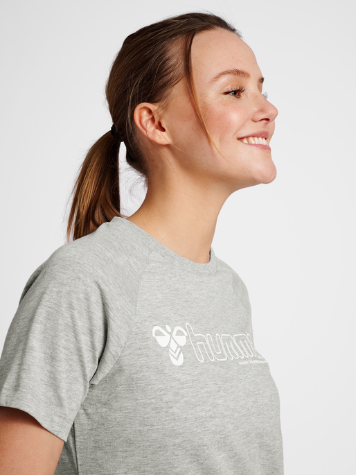 hmlNONI 2.0 T-SHIRT, GREY MELANGE, model