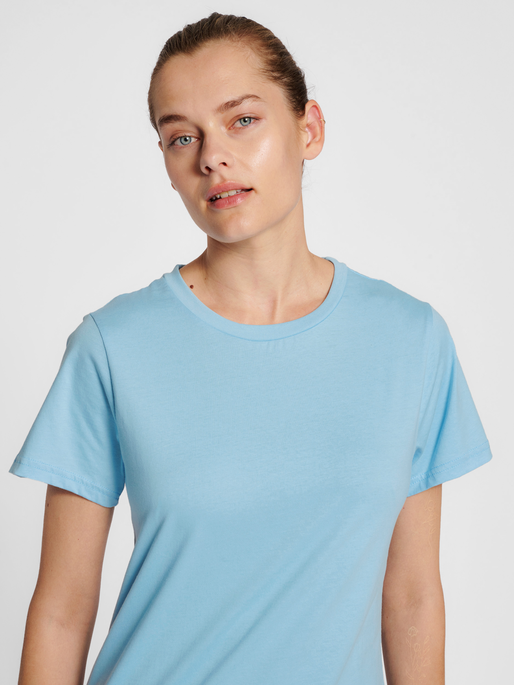 hmlRED BASIC T-SHIRT S/S WOMAN, BLUE BELL, model