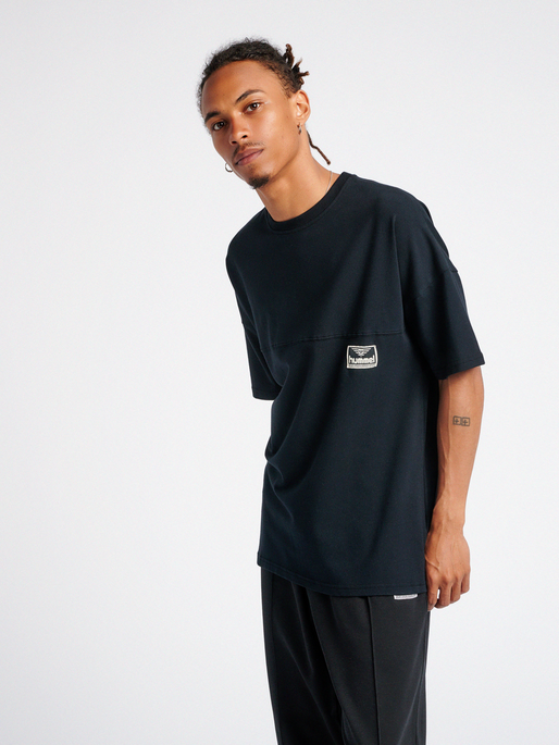 hmlBEACH BREAK T-SHIRT, 2001, model