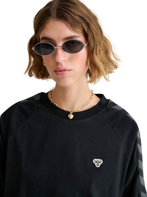 hmlARCHIVE LOOSE T-SHIRT S/S, BLACK, model
