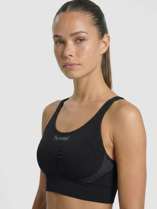 HUMMEL FIRST SEAMLESS BRA WOMAN, BLACK, model