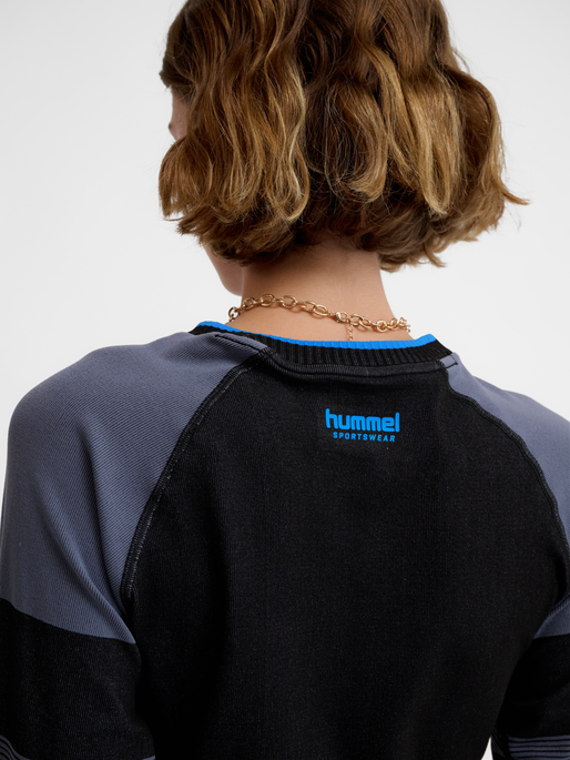 hmlSEAMLESS TEE LS, BLACK, model