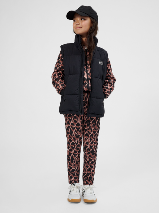 hmlCRISP TEX VEST, BLACK, model