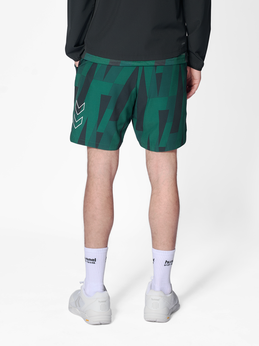 hmlCOURT AOP POCKET SHORTS, RAIN FOREST, model