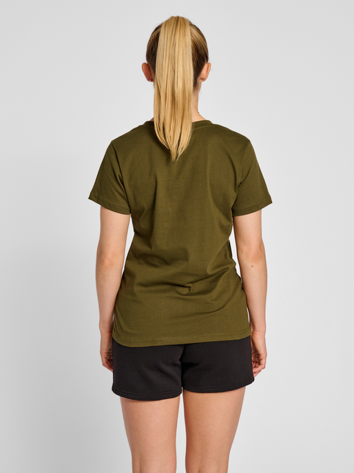 hmlRED HEAVY T-SHIRT S/S WOMAN, DARK OLIVE, model