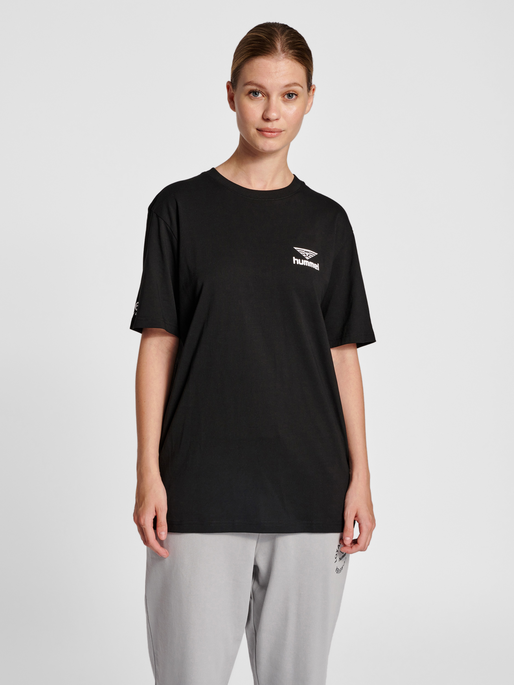 hmlLGC 365 T-SHIRT, BLACK, model