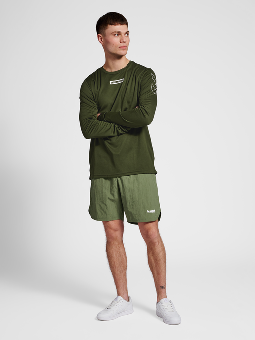 hmlLGC TRAVIS WOVEN SHORTS, FOUR LEAF CLOVER, model