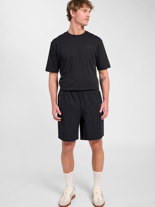 hmlTECH SHORTS, BLACK, model