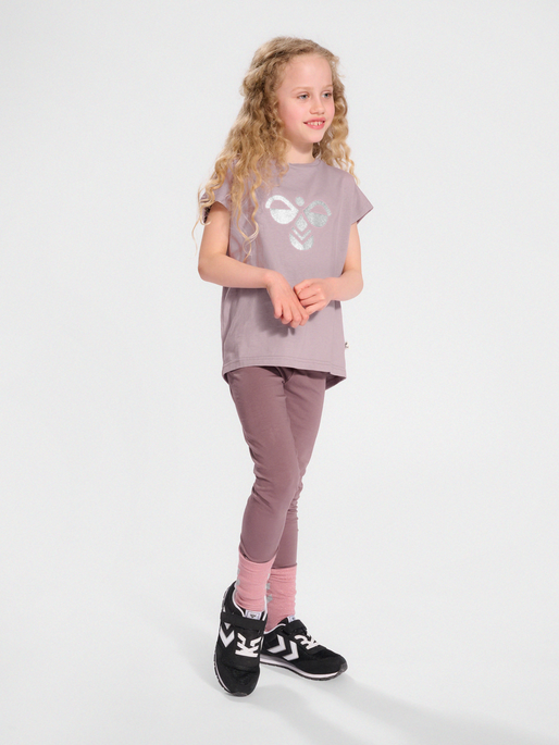 hmlDIEZ T-SHIRT S/S, QUAIL, model