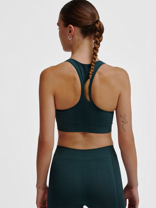 hmlMT SHAPING SEAMLESS SPORTS TOP, GREEN GABLES, model