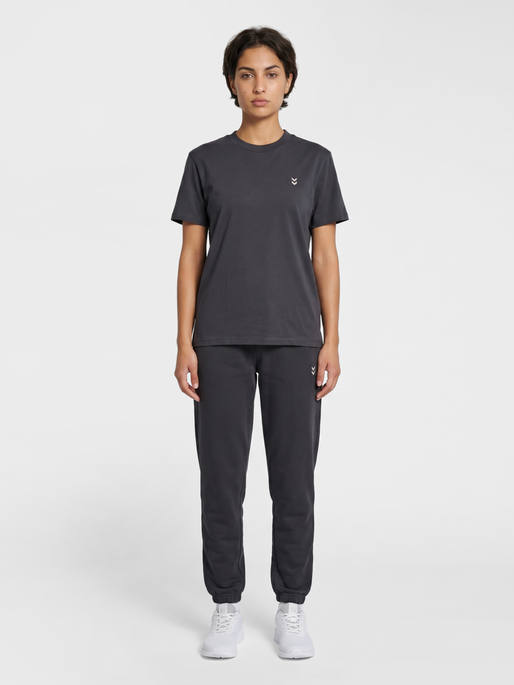hmlPULSE W T-SHIRT, EBONY, model